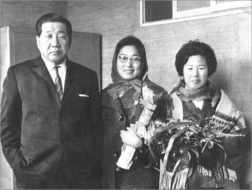 풍문여고 졸업식에 참석한 김두한 · 출처: 위키미디어 커먼즈 (퍼블릭 도메인)