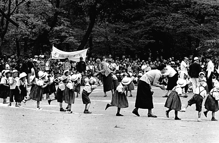 파일:Children's day 1954.gif · 출처: <a href="https://commons.wikimedia.org/wiki/파일:Children's_day_1954.gif">위키미디어 커먼즈</a> (퍼블릭 도메인)