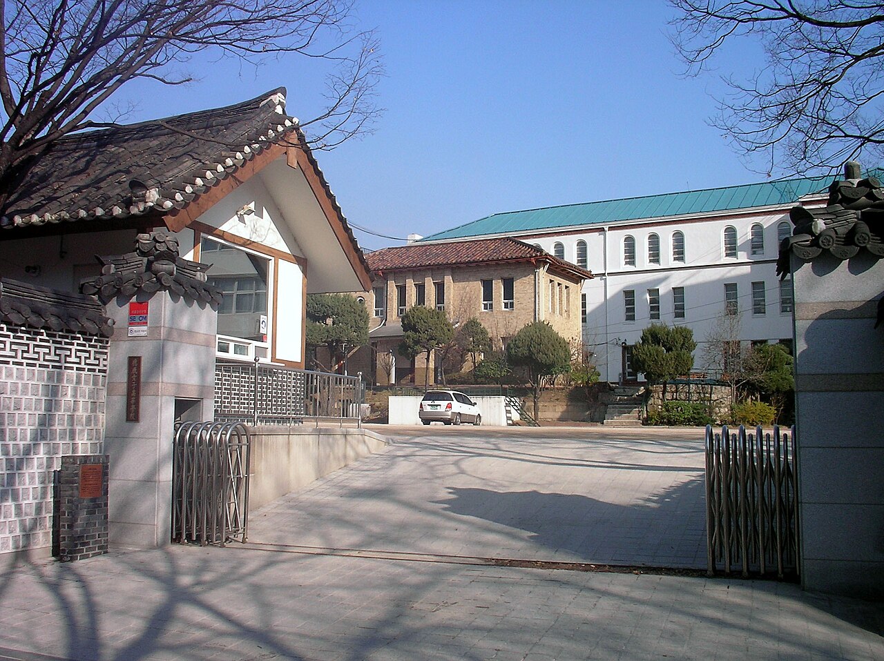 파일:Duksung girls' high school.jpg · 출처: <a href="https://commons.wikimedia.org/wiki/파일:Duksung_girls'_high_school.jpg">위키미디어 커먼즈</a> · CC BY-SA 2.0 kr / Integral