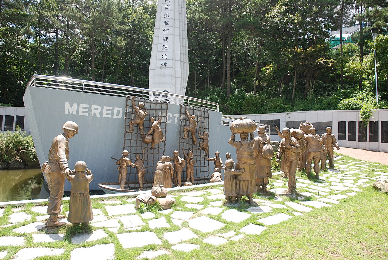 Geoje HuengNam Retreat Memorial Tower.jp · 출처: <a href="https://commons.wikimedia.org/wiki/File:Geoje_HuengNam_Retreat_Memorial_Tower.jpg">위키미디어 커먼즈</a> · CC BY-SA 3.0 / Asfreeas