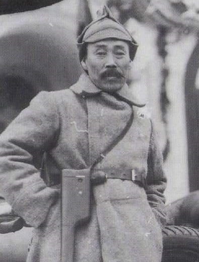 파일:Hong Beom-do 1921.jpg · 출처: <a href="https://commons.wikimedia.org/wiki/파일:Hong_Beom-do_1921.jpg">위키미디어 커먼즈</a> (퍼블릭 도메인)