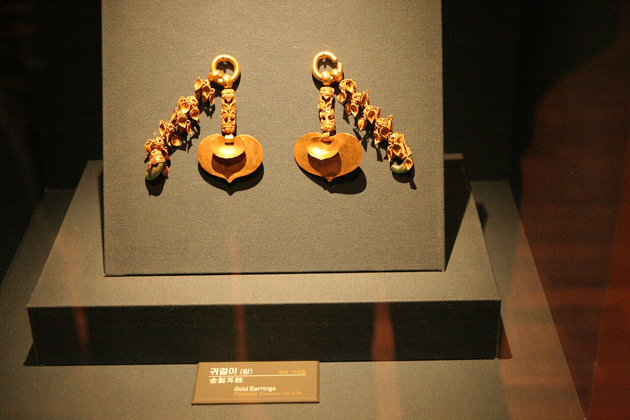 Gold Earrings of King Muryeong 무령왕 금귀걸이 · 출처: 위키미디어 커먼즈 · CC BY-SA 2.0 / pressapochista