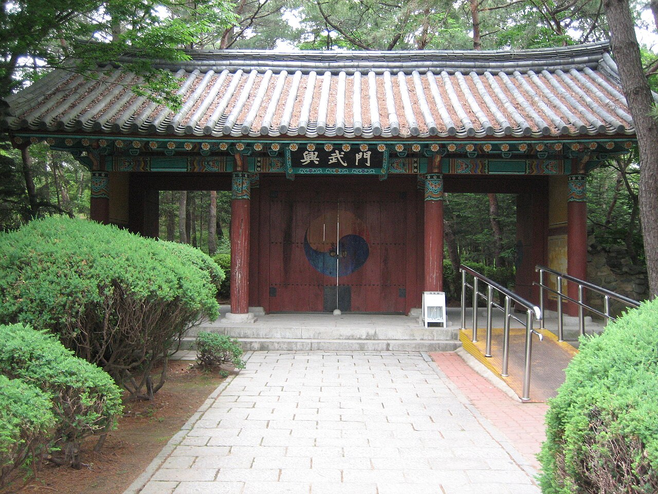 Korea-Gyeongju-Heungmumun gate to Tomb o · 출처: 위키미디어 커먼즈 · CC BY-SA 3.0 / Alain Seguin from Ottawa, Canada