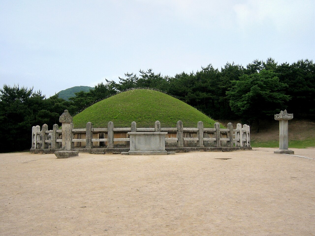 Korea-Gyeongju-Tomb of General Kim Yusin · 출처: 위키미디어 커먼즈 · CC BY-SA 3.0 / Alain Seguin from Ottawa, Canada