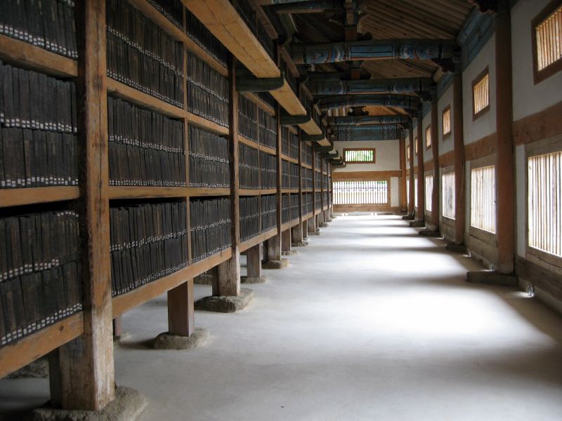 Korea-Haeinsa-Tripitaka Koreana-01.jpg · 출처: 위키미디어 커먼즈 · CC BY 2.0 / Lauren Heckler (the Flickr ID is malpuella) at Flicker