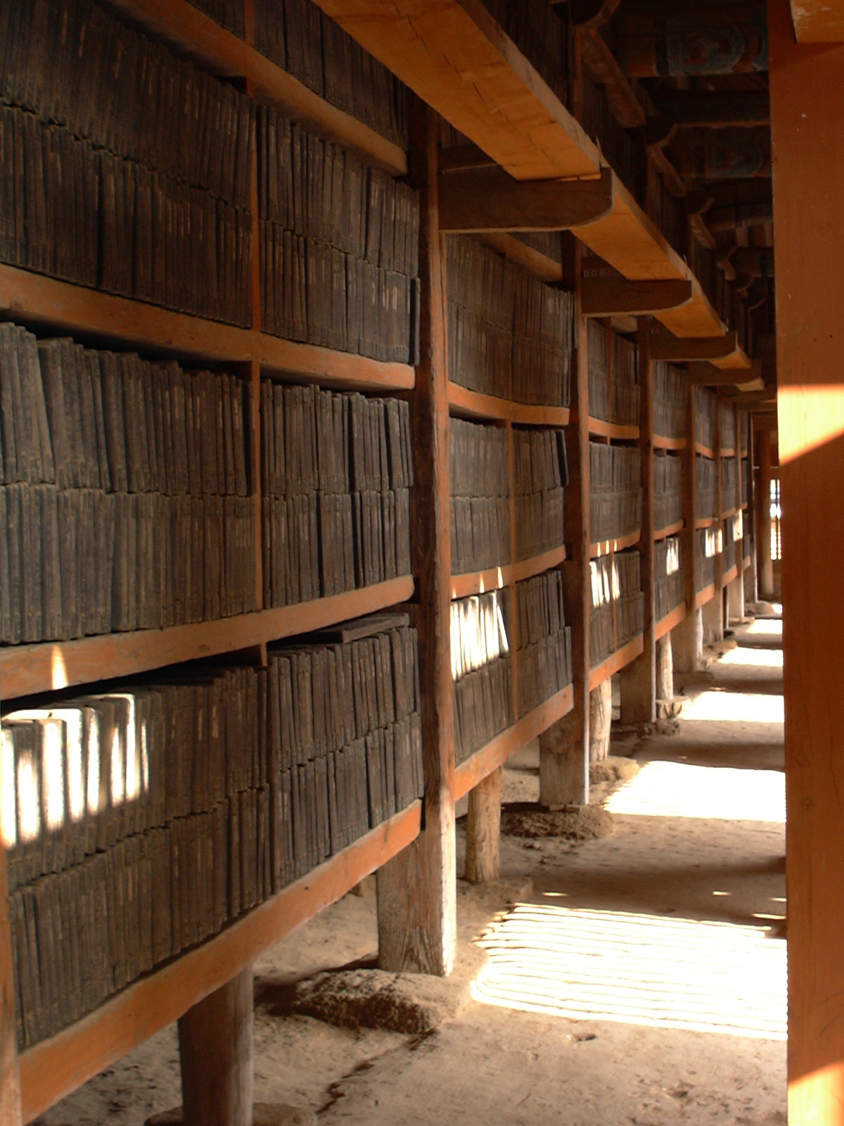 Korea-Haeinsa-Tripitaka Koreana-03.jpg · 출처: 위키미디어 커먼즈 · CC BY-SA 2.0 / Joone Hur