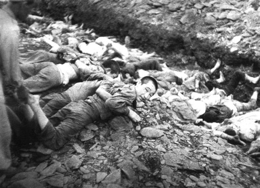 Prisoners on ground before execution,Tae · 출처: 위키미디어 커먼즈 (퍼블릭 도메인)